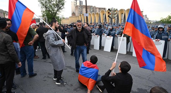 Демонстранты перекрыли дороги по всей Армении. Они протестуют против передачи четырех сел Азербайджану