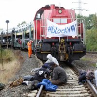ФОТО: Экоактивисты в Германии протестуют против "лживых автоконцернов" и ложатся перед поездами на рельсы