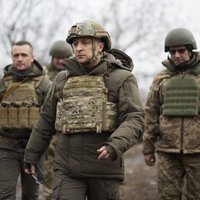 Foto: Zelenskis apmeklējis karadarbības zonu Donbasā