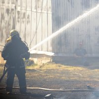 Angārā Rīgā ugunsdzēsēji visu nakti dzēš degošu kokvilnu
