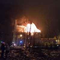 Ezermalas ielā Rīgā izceļas ugunsgrēks; policija slēdz satiksmi