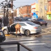 Video: Vīrietis sasit savu auto un kails dejo pie lūžņiem