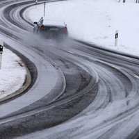 На дорогах Латвии образовался "черный лед": мосты и виадуки обледенели