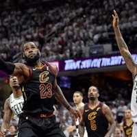 Džeimss kaldina 'Cavaliers' uzvaru pār 'Celtics' un panāk sērijas izšķirošo spēli