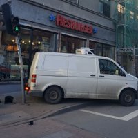 Foto: Rīgā busiņš atpakaļgaitā ieripo luksoforā