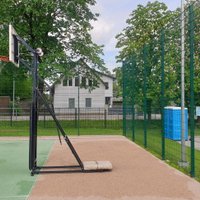 Jēkabpilī sporta laukumā zēnam uzkrīt basketbola grozs – skaidrības par iemesliem nav
