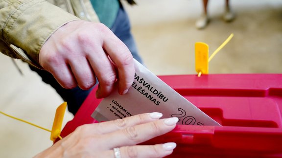 Rīgas Vēlēšanu komisijas priekšsēdētājs atvainojies vēlēšanu iecirkņu darbiniekiem par CVK pārmetumiem nekompetencē