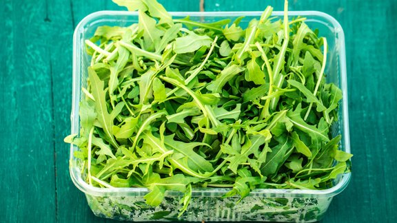 rukola arugula kastītē zaļumi 