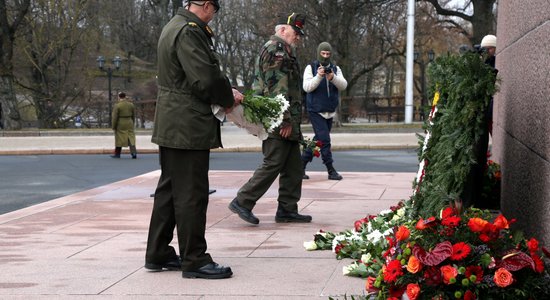 Foto: Leģionāru atceres diena pie Brīvības pieminekļa