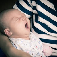 Daudzbērnu tētis iesaka zelta likumus mazuļa miega un nomoda režīma izveidošanai