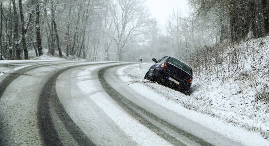 Vasaras riepas pirmajā sniegā var aizvizināt līdz pamatīgiem zaudējumiem