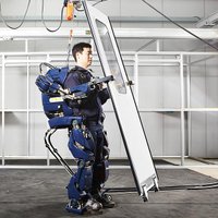 'Hyundai' radījis ekzoskeletu, kas cilvēkam piešķir superspējas