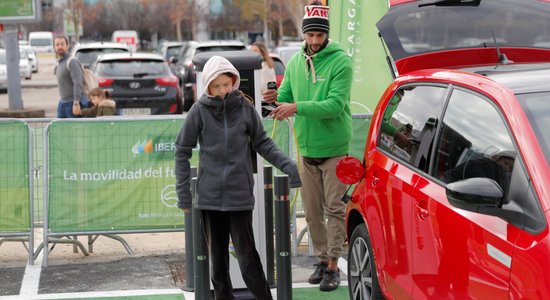 Foto: Grēta Tūnberga Spānijā pārvietojas ar elektrisko SEAT mazauto