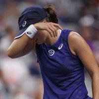 Pasaules ranga līdere Švjonteka zaudē WTA noslēguma turnīra pusfinālā