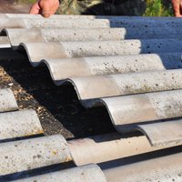 No kaitīgā azbesta šīfera līdz niedrēm: padomu vācele jumtu izvēlē un kopšanā