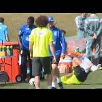 Video: Brazīlijas treneris iesit Alvešam pa kājstarpi