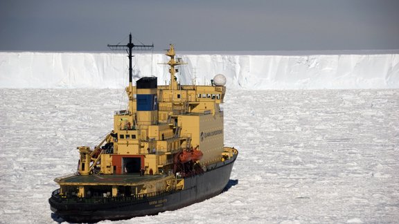 Icebreaker cruise ship ledokol Kapitan Khlebnikov