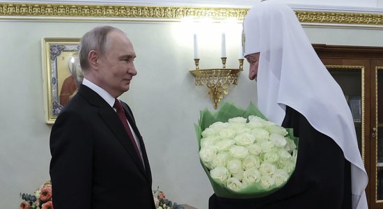 Tramps atsakās Putinu nosaukt par diktatoru; Putins kara sākšanu noveļ uz dievu