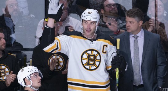 Hara NHL karjeras 1500. spēlē nespēj pagarināt 'Bruins' uzvaru sēriju