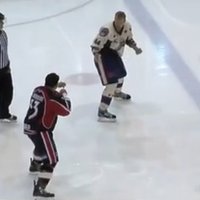 Video: visu laiku 'labākais' hokeja kautiņš