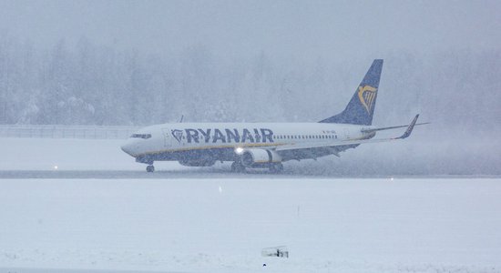 "Ryanair" pārsteidza, atceļot reisus no Tallinas uz sešiem galamērķiem. Nebūs arī divu reisu no Rīgas