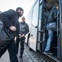 No Bavārijas uz Merkeles biroju nosūta autobusu ar 51 sīrieti