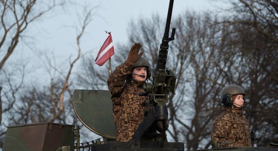 Foto: Stalti karavīri un militārā tehnika Rīgā dodas svētku parādē