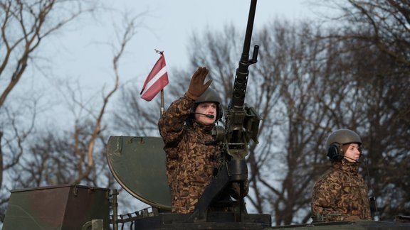 Stalti kareivji un militārā tehnika Rīgā dodas svētku parādē - 142