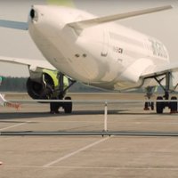 Video: Kā Ostapenko 'AirBaltic' reklāmā spēlēja tenisu ar lidmašīnu