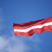 В Лиепае установили монументальный флаг Латвии высотой 35 метров