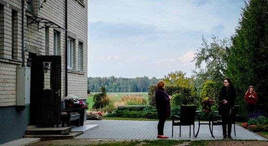 Apaugušie akmeņi un krūmi ir pagātne. Ciemos Budbergas sakoptākajā namā