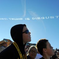 В небе Калифорнии написали оскорбления в адрес Трампа