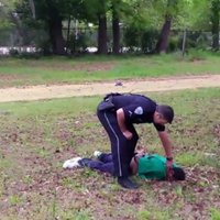 В США белый полицейский арестован за убийство темнокожего