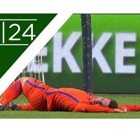ВИДЕО: Футболист сборной Голландии потерял память после столкновения с вратарем