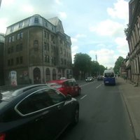 Video: Agresīvs BMW Rīgas ielās neapstājas pie sarkanās gaismas