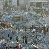 IDF apstiprina gaisa triecienus bēgļu nometnei Gazā; nogalināts 'Hamās' komandieris