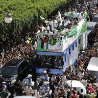 Alžīrijas futbola izlasi mājās sagaida kā varoņus