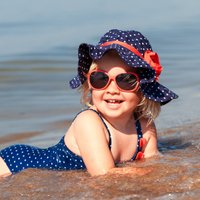 Jautājums ekspertam: no kāda vecuma meitenēm pludmalē būtu jāvelk peldkostīms