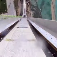 Video: Neprātīgs brauciens no pasaulē baisākā ūdens slidkalniņa