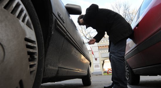 Policists savas mājas pagalmā aiztur auto zagli