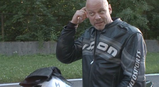'Ātruma cilts' video: Valdis Melderis pirmo reizi brauc ar šosejas motociklu