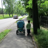 Велосипедист сбил моего четырехлетнего сына и укатил. Почему на проспекте Вецакю устроили велодорожку?