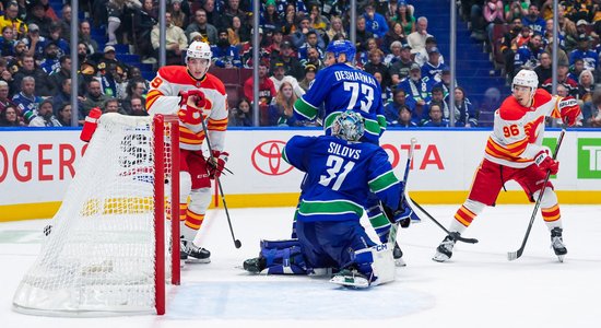 Šilovs nepārliecina, "Canucks" vētrainā sezonas atklāšanas mačā izšķērdē iespaidīgu vadību