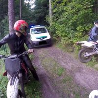 Video: Enduro motociklistu neveiksmīgais mēģinājums bēgt no pašvaldības policijas
