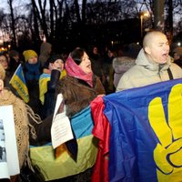 Rīdzinieki zibakcijā izsaka atbalstu Ukrainas protesta akciju dalībniekiem