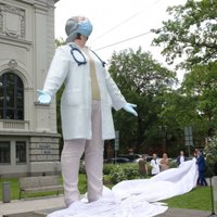 ФОТО: В Риге прошло открытие шестиметровой статуи в честь медиков