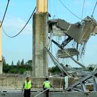 При обрушении моста в Индонезии погибли 11 человек