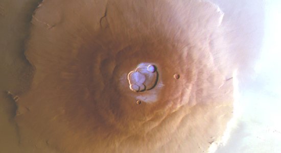 Negaidīts atradums uz Marsa – 150 tūkstoši tonnu ūdens vulkānu virsotnēs
