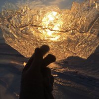Foto: Aculieciniece fiksē ledū izveidojušos sirdi
