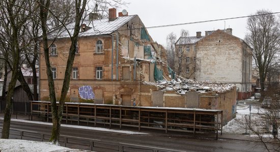 Жители разрушенного дома в Агенскалнсе судятся с Рижской думой. Здание не ремонтируют и не сносят